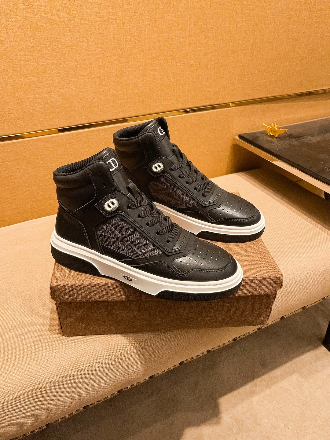 Men's shoes💰 480💰[Dior]🔥 High-end men's shoes brand official website 1:1 latest masterpiece: the upper is made of Italian imported first-layer cowhide with a comfortable and breathable lining➕original non-slip and wear-resistant outsole🔥, making walking more convenient and comfortable! An exclusive new model, a stunning work, a beautiful 1:1 replica [color] compared to the official quality! Create a fashionable personality to set off your uniqueness! A must-have for trendy men! Classic 🔥Size: 38-44 Color: 🔥 2⃣️colors available🔥.